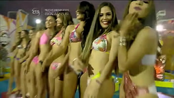 Combate - Desfile de bellas modelos